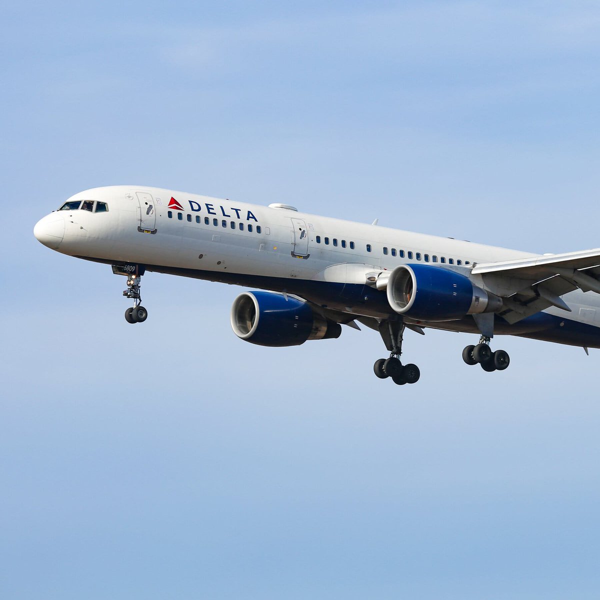 comrade_eg's tweet image. A Delta Air Lines pilot was arrested on Saturday after Flight 2809 from Minneapolis–Saint Paul International Airport (MSP) landed at San Francisco International Airport (SFO). The Boeing 757 had encountered minor delays earlier in the flight due to low visibility caused by fog,…