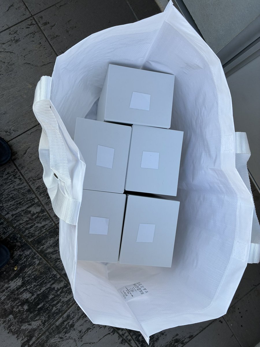 rfallax's tweet image. 駐車場の湧水を利用して池を作ったまでは良いのですが、冬にあれだけ出ていた湧水の量が夏に少なくなる謎の現象。
とはいえメダカや睡蓮が干からびては困るので池の底の泥をすくってプラ製の箱を埋めることにしました。
これで12cm以上の水位が確保できます。
なお、湧水の水は夏冷たく冬暖かいです。