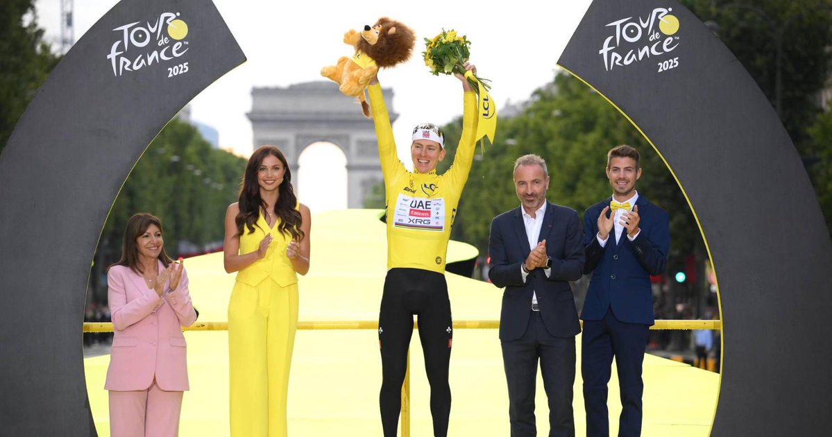 TribunaExpresso's tweet image. Primeiro quis arrasar, depois controlou, no fim foi tetra com estilo: Tadej Pogačar vence o Tour de France 2025 tribuna.expresso.pt/ciclismo/2025-…