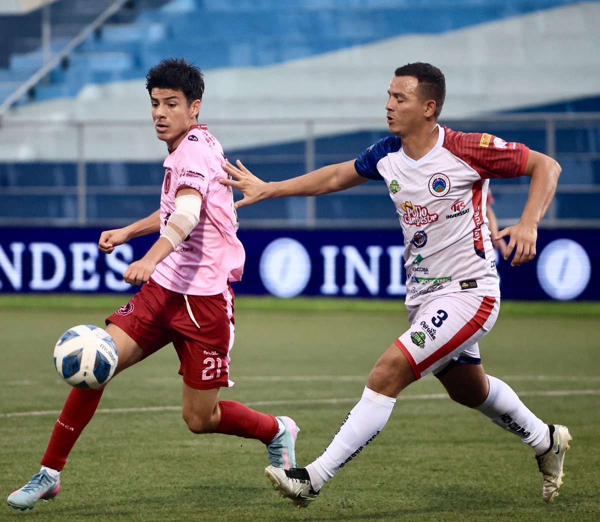 #Fútbol ⚽| En el Estadio Nacional Las Delicias, Inter FA gana 1-0 a Cacahuatique sobre 35 minutos, en duelo correspondiente a la tercera fecha de la Primera División de Fútbol, en el Torneo Apertura 2025. El gol lleva la firma de Juan Sánchez, ex jugador de San Salvador, de la