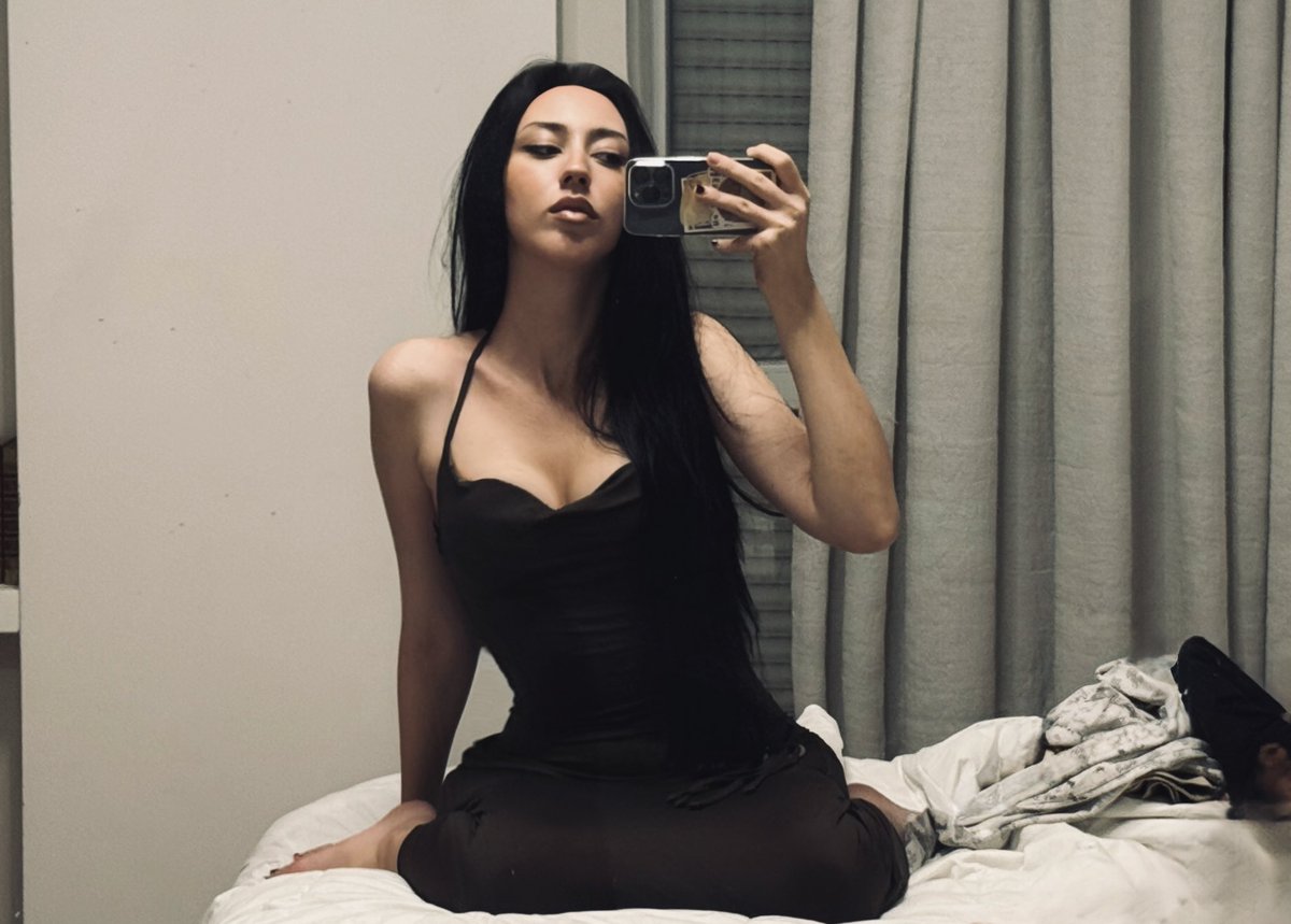 voidvow's tweet image. manifested looking like a tumblr girl