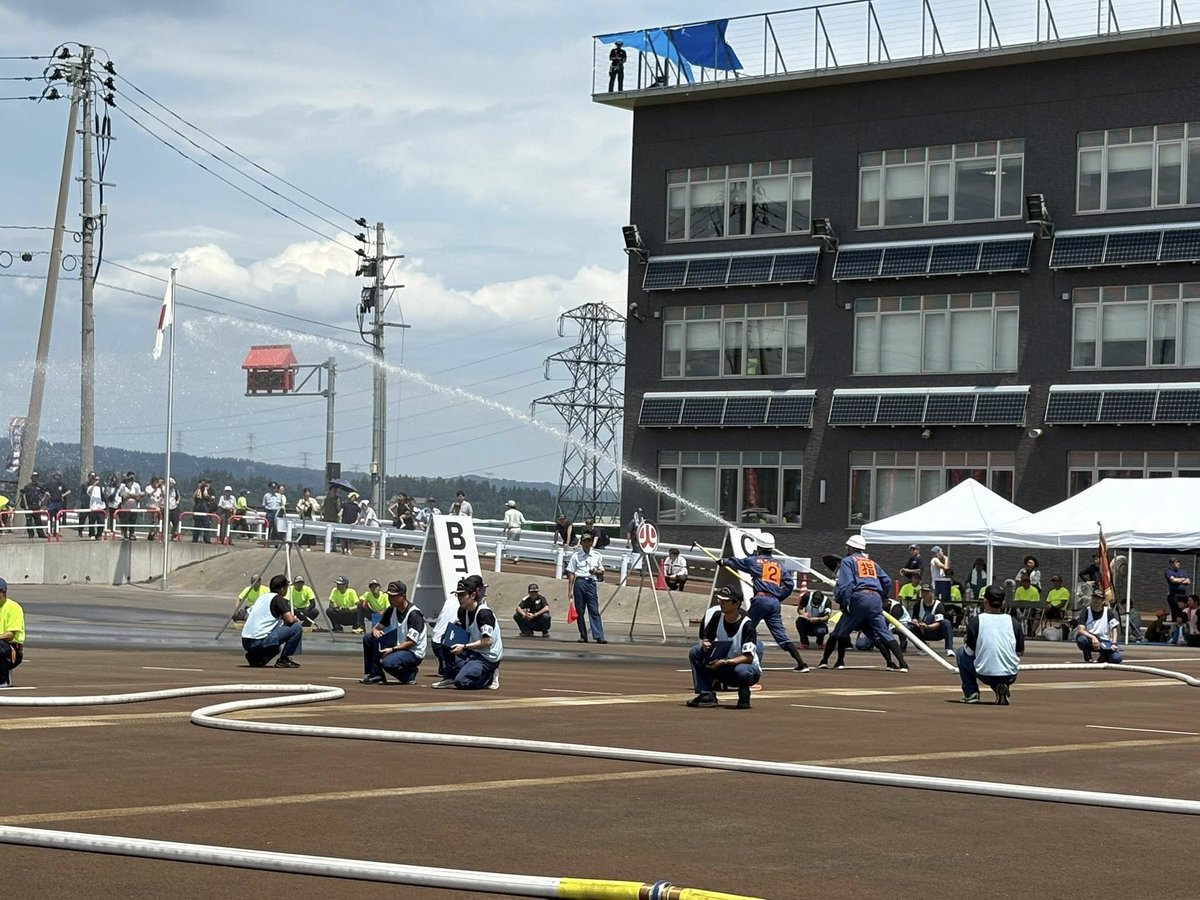 umetani_m's tweet image. 「第76回新潟県消防大会」に参列させて頂き、猛暑の中、各選手・各分団・各方面隊から、日頃の鍛錬の成果を披露して頂きました📷
これは単に「技術」を競う場ではなく、「いざという時、命を守る覚悟と力」を高め合う大会であることを実感📷
消防に携わる皆様の日々のご尽力に、心から敬意と感謝です📷