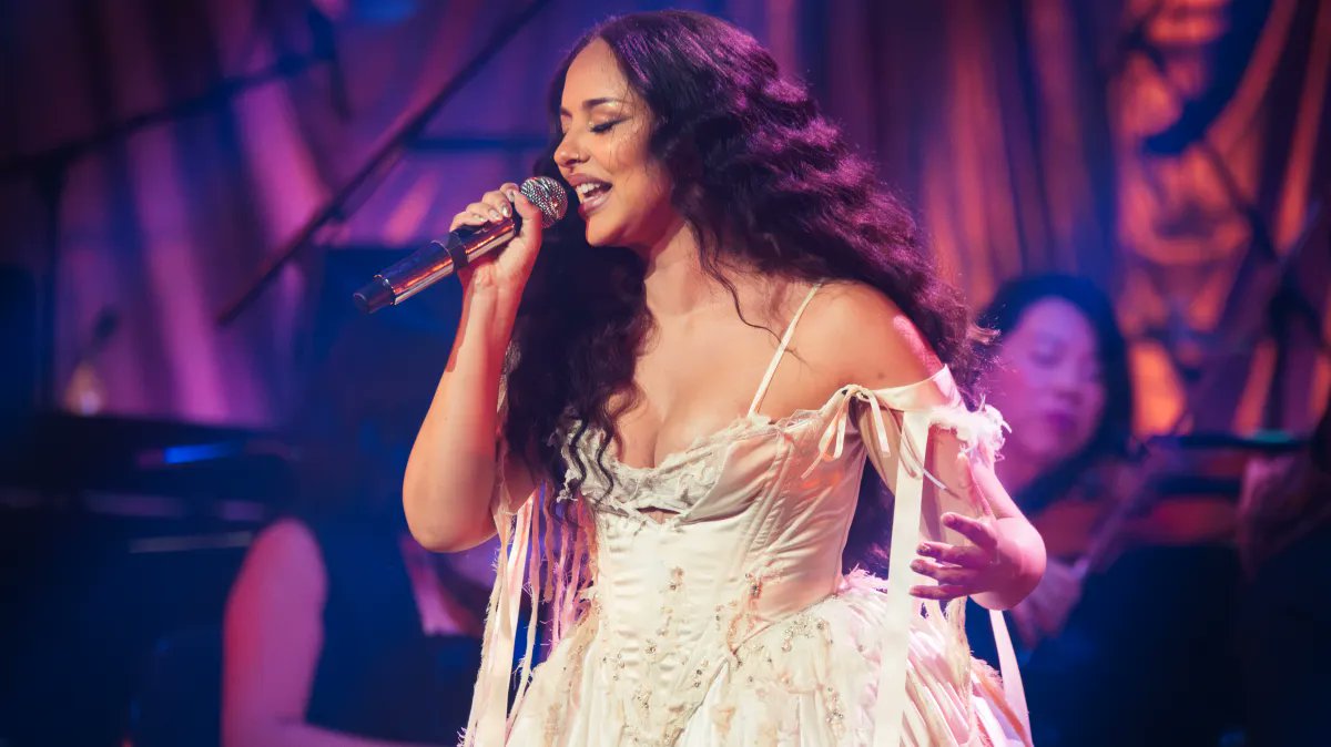 jadethirlwalpl's tweet image. „Niewątpliwie gwiazdą weekendu była Jade Thirlwall, która wciąż pamięta o swoich korzeniach w South Shields. Duża część jej piątkowego występu w Glasshouse była niczym list miłosny do tego regionu. Magia wypływała z jej umiejętności łączenia gwiazdorskiego blasku z bliskim…