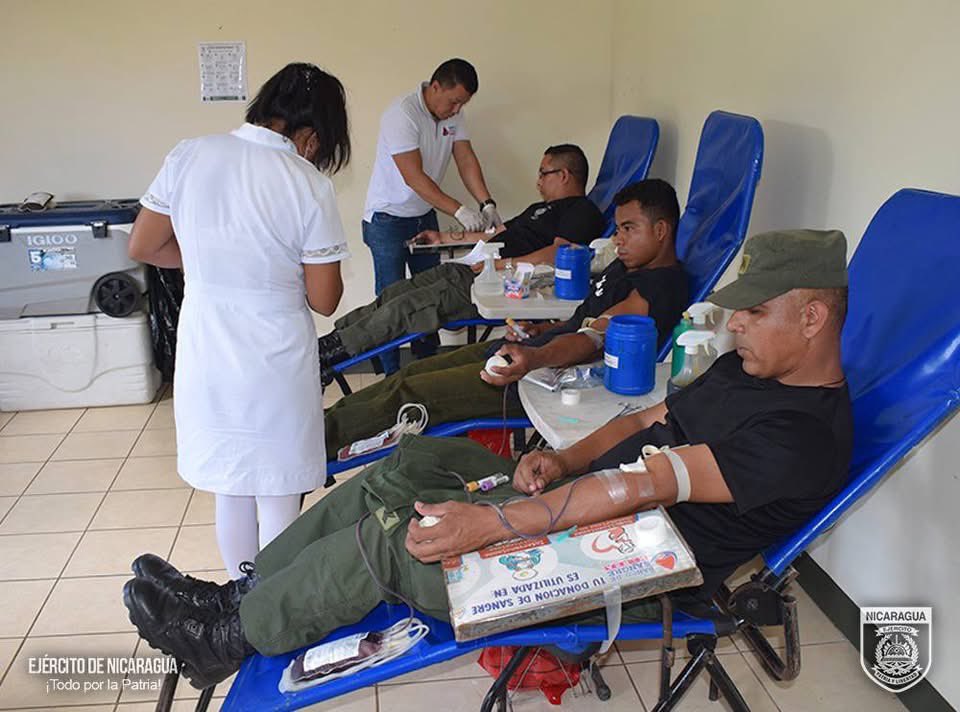 Miembros del 1er Comando Militar Regional del Ejército de #Nicaragua en coordinación con el Banco Regional de Sangre de Esteli, participaron en jornada de donación voluntaria de sangre, participando 30 efectivos y recolectando 15 litros de sangre.🫡🩸🇳🇮

#TodoPorLaPatria