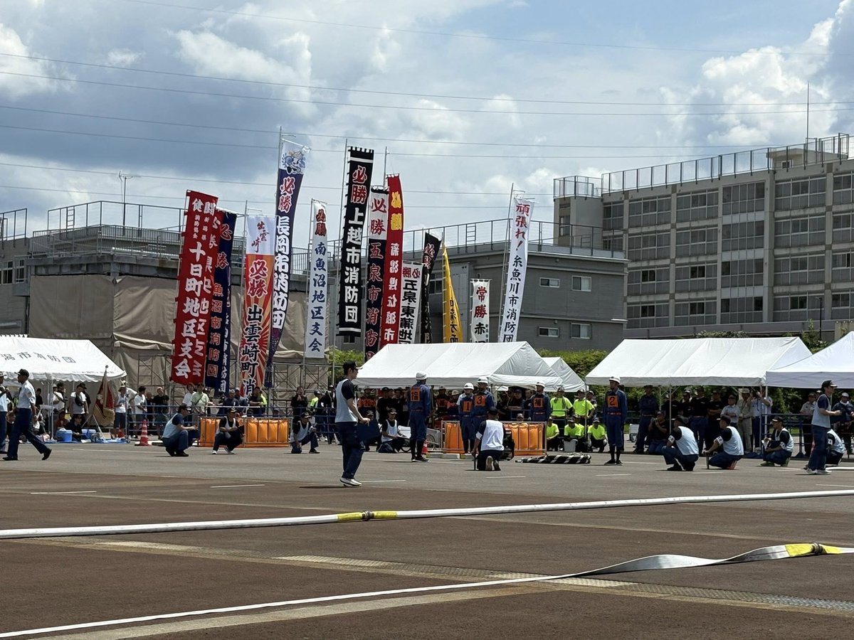 umetani_m's tweet image. 「第76回新潟県消防大会」に参列させて頂き、猛暑の中、各選手・各分団・各方面隊から、日頃の鍛錬の成果を披露して頂きました📷
これは単に「技術」を競う場ではなく、「いざという時、命を守る覚悟と力」を高め合う大会であることを実感📷
消防に携わる皆様の日々のご尽力に、心から敬意と感謝です📷