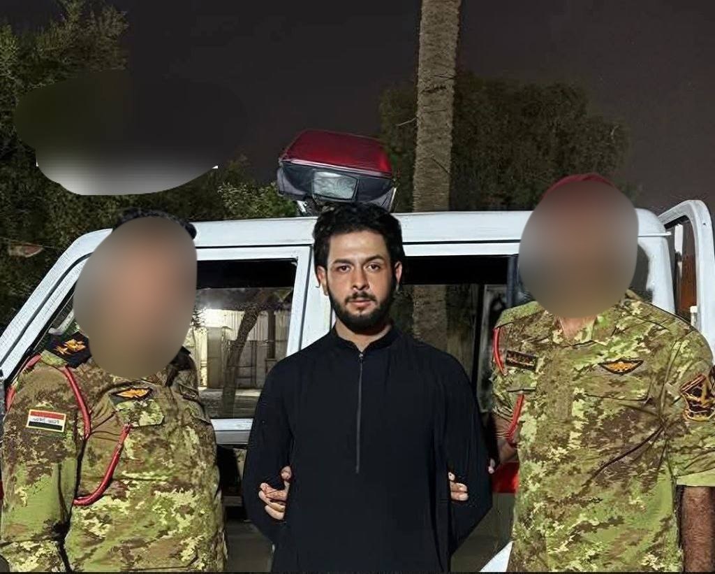 قوة خاصة من أمن الحشد تطيح بالمتهم الذي قام بحرق صورة الشهيد "ابو مهدي المهندس" في مدينة الشعلة شمال غرب العاصمة بغداد.