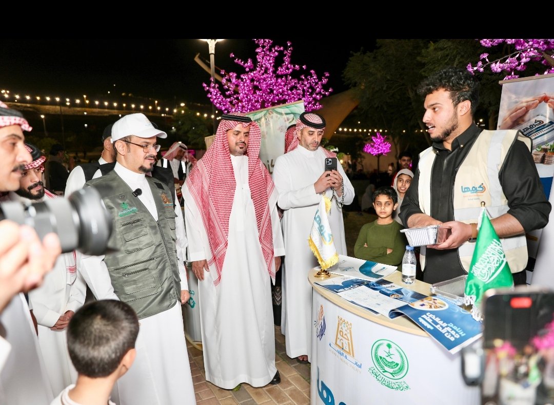 جانب من زيارة أمين منطقة الباحة الدكتور علي السواط في البوث المخصص للجمعية بمنتزه الأمير حسام ضمن الشراكات المجتمعية وثنائه على الجمعية والدور الذي تقوم به في حفظ النعمة َ
وخدمة المجتمع