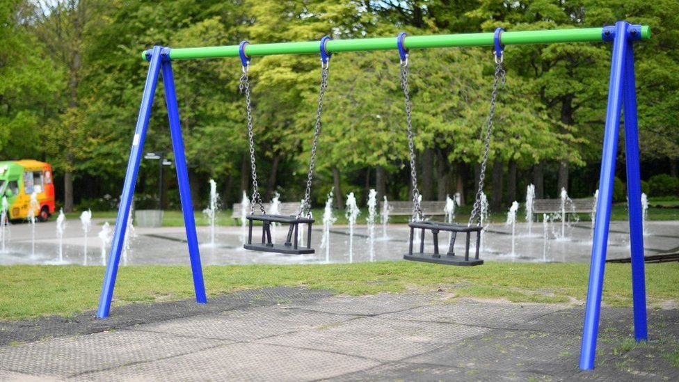 NanbakaAnything's tweet image. Kuu pushed Sanohana Hiiragi off a swing!