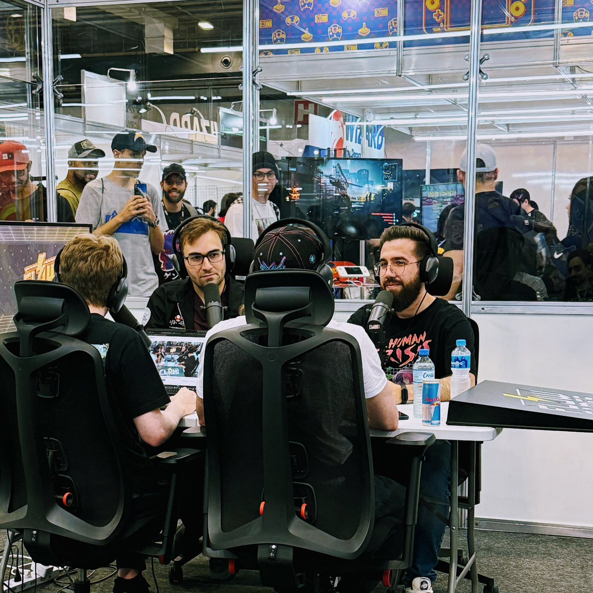 oTulkas's tweet image. Hoje, no último dia da Retrocon, tive a grande honra de sentar na mesma mesa que o Phoenix, Gusang e BRKsEDU pra falar de PC vs Console. Surreal poder interagir com eles.
Agradeço muito a equipe do flow que tornou isso possível com uma qualidade monstra em meio ao evento. ❤️🙏