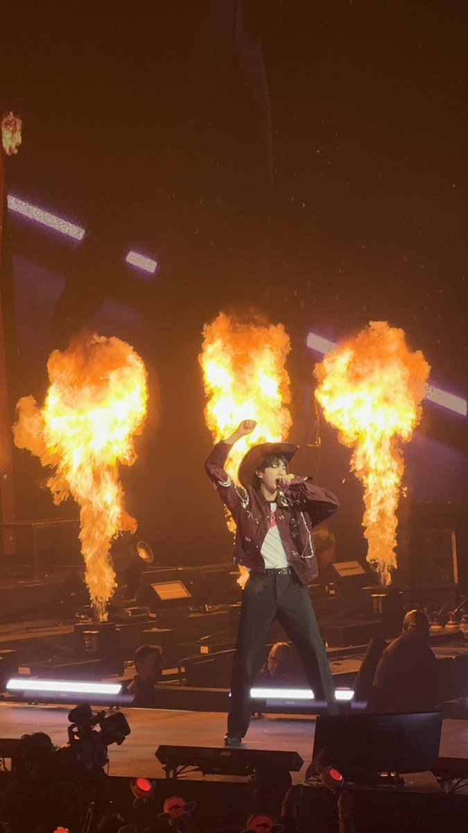 Liyasdraft_zip's tweet image. I can’t believe I got this picture 😭😭#RUNSEOKJIN_epTOUR_TAMPA