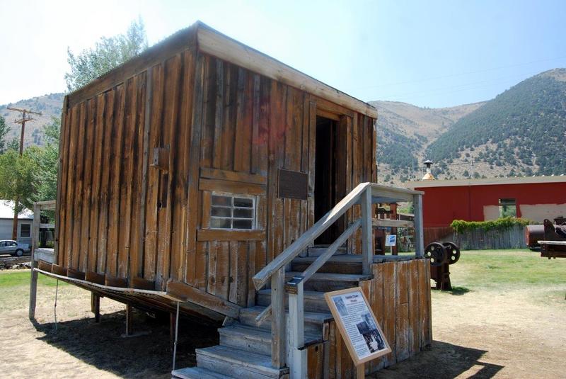 Who really decides what's upside down or right side up? In the Eastern Sierra, it came through two children’s stories “Upside Down Land” and “The Upsidownians.” Can you imagine a world where people lived upside down? Well the Upside Down House can.

👇californiahighsierra.com/trips/weird-th…