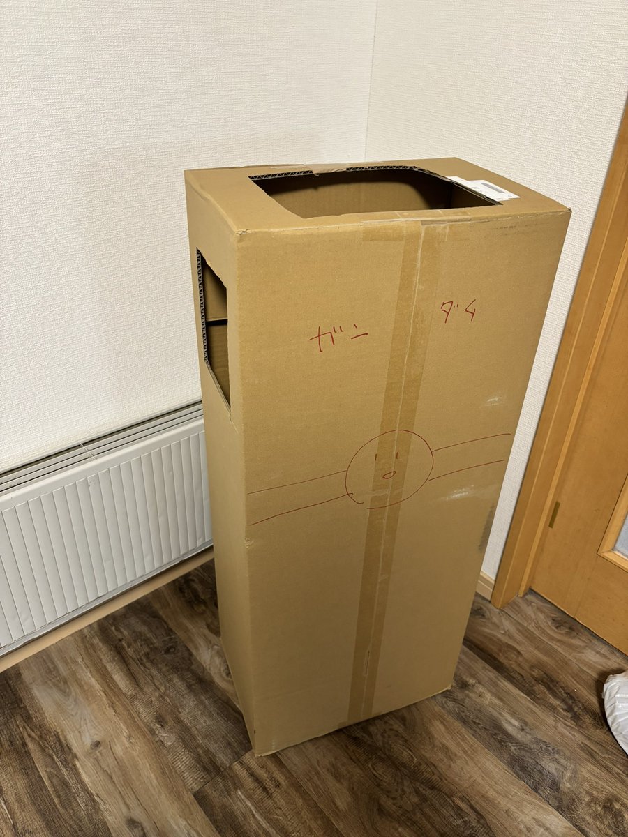 sachiko1108's tweet image. 土曜日に作ったガンダム、日曜日のダンボール回収に出し忘れたから来月までここにいます。