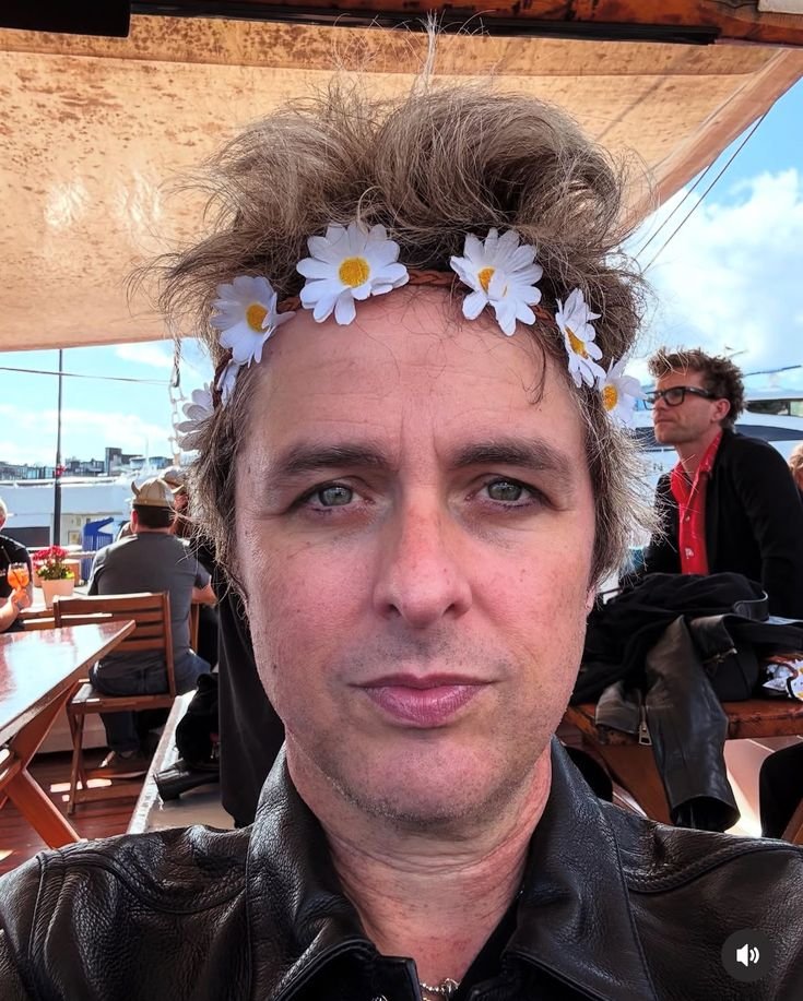 purrplunk's tweet image. clark kent is NOT superman, come on guys. that would be like saying billie joe armstrong with glasses and billie joe armstrong without glasses are the same pers.... wait a minute...