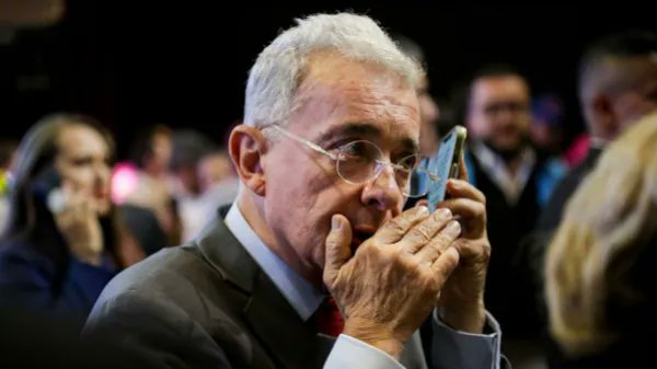 Solanricsol's tweet image. Lo complejo @AlvaroUribeVel no es que sea condenado por fraude procesal, lo más triste de esto es que este sujeto sea condenado por delitos tan minúsculos y no por su responsabilidad en las ejecuciones extrajudiciales cometidas durante su gobierno.