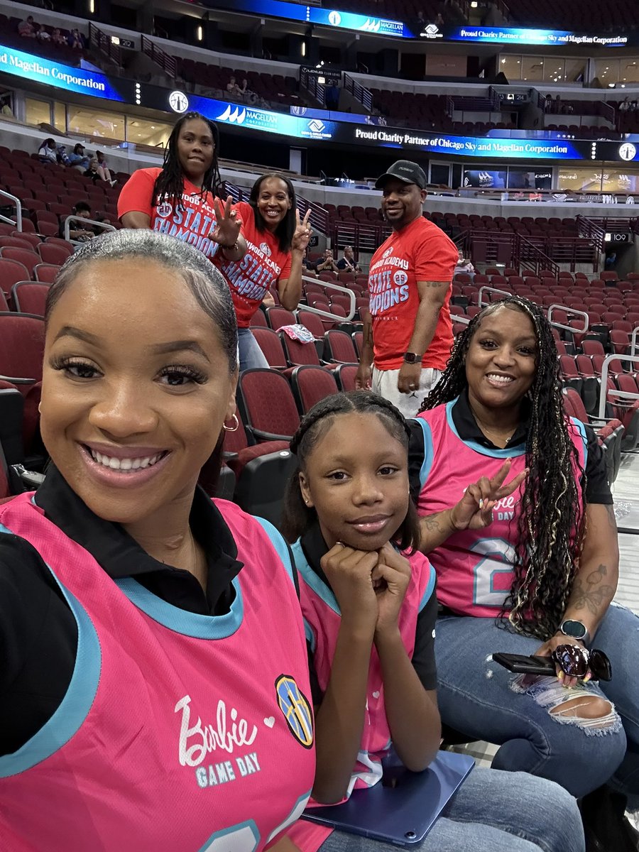 BleedGbb's tweet image. Thank you to the @chicagosky for honoring our 4A State Championship Team today and providing us a wonderful experience @UnitedCenter
#ImmediateFamily&BasketballFamily
@BroncoSociety @KenwoodSports @culture_chi