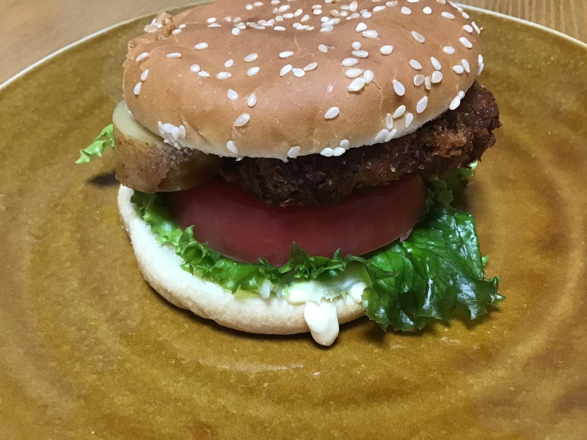COPPAMIZINKO's tweet image. ハンバーガー
ヒレカツ じゃがいも グリーンリーフ トマトをサンド
トマトとグリーンリーフあればいい感じになるねぇ
#腹ぺこ天使への誘惑