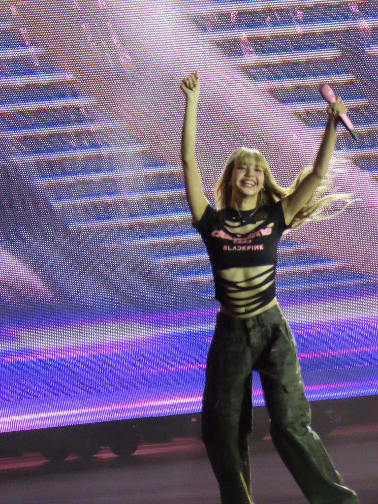 lala_lsm3's tweet image. Drop our tags for this happy baby🤏🫶
LISA THRILLS CITI FIELD #DEADLINEinNewYork_LISA