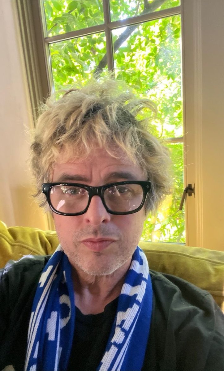 purrplunk's tweet image. clark kent is NOT superman, come on guys. that would be like saying billie joe armstrong with glasses and billie joe armstrong without glasses are the same pers.... wait a minute...