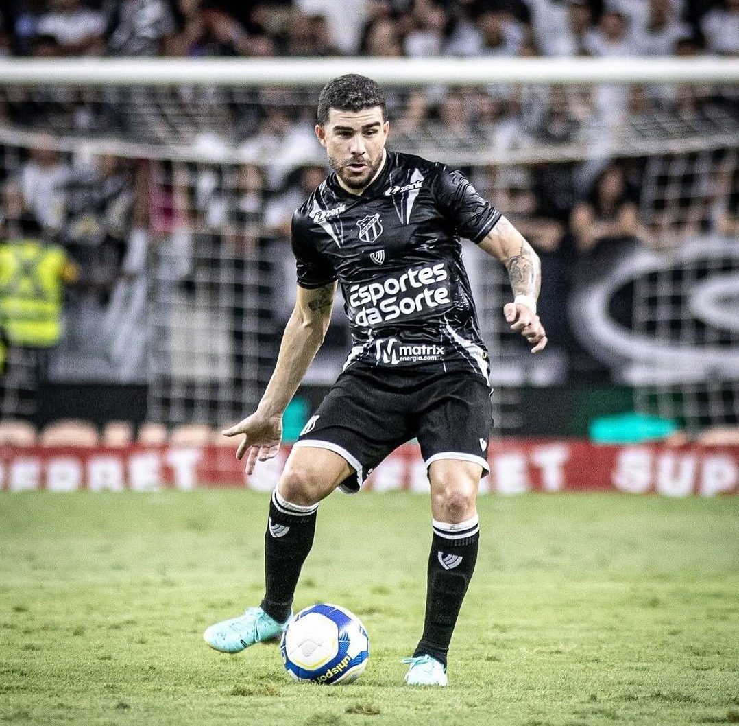 Pouco se fala do Richardson, reduziu o salário pra continuar no Ceará pra jogar a série B, nunca se escondeu em jogo grande, nunca reclamou por estar no banco quando ia mal, importante em dois acessos, sou fã demais do camisa 26.