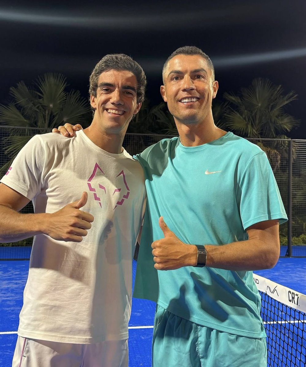 MousaQi's tweet image. خوان ليبرون المصنف الأول عالمياً عام 2019 في البادل والسادس عالمياً في عام 2025:

&quot;كريستيانو رونالدو قدوتي وهو لاعب ماهر جداً في البادل ، فاز عليّ في جولة ويحب المنافسة&quot;