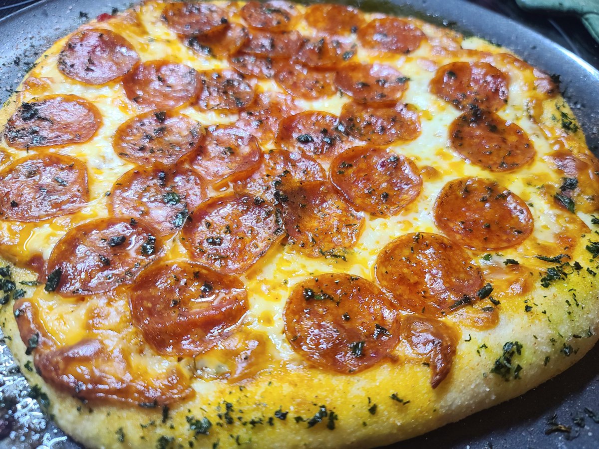 unvarnishedvoid's tweet image. Made pizza
Who wants a slice 🍕