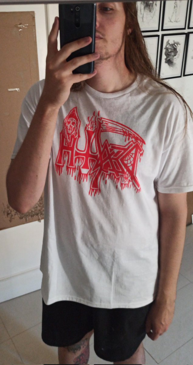 Vestir de blanco y dibujar cosas oscuras.