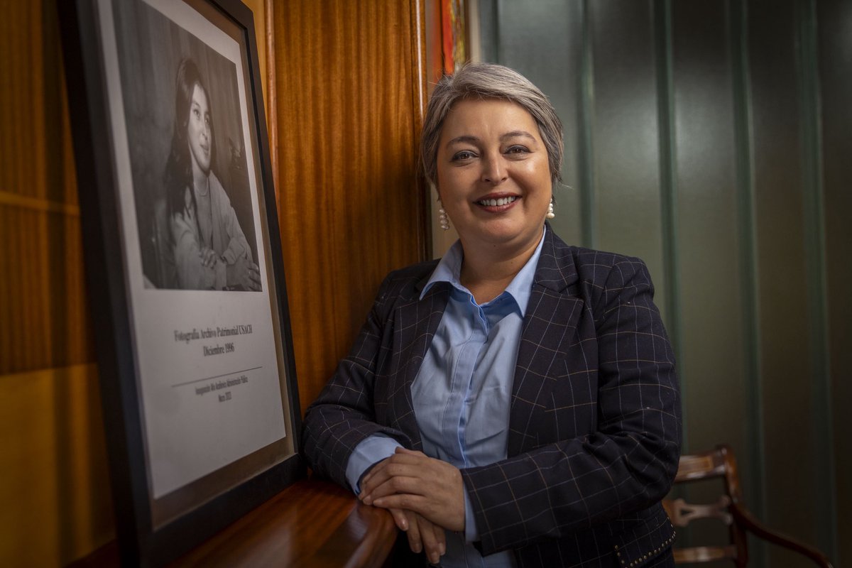 Retrato de <a href="/jeannette_jara/">Jeannette Jara Román</a> candidata a la presidencia del bloque de centroizquierda, para <a href="/elpais_chile/">EL PAÍS Chile</a> y <a href="/elpais_america/">EL PAÍS América</a> 

📸 <a href="/crsotoq/">crsotoq</a>
