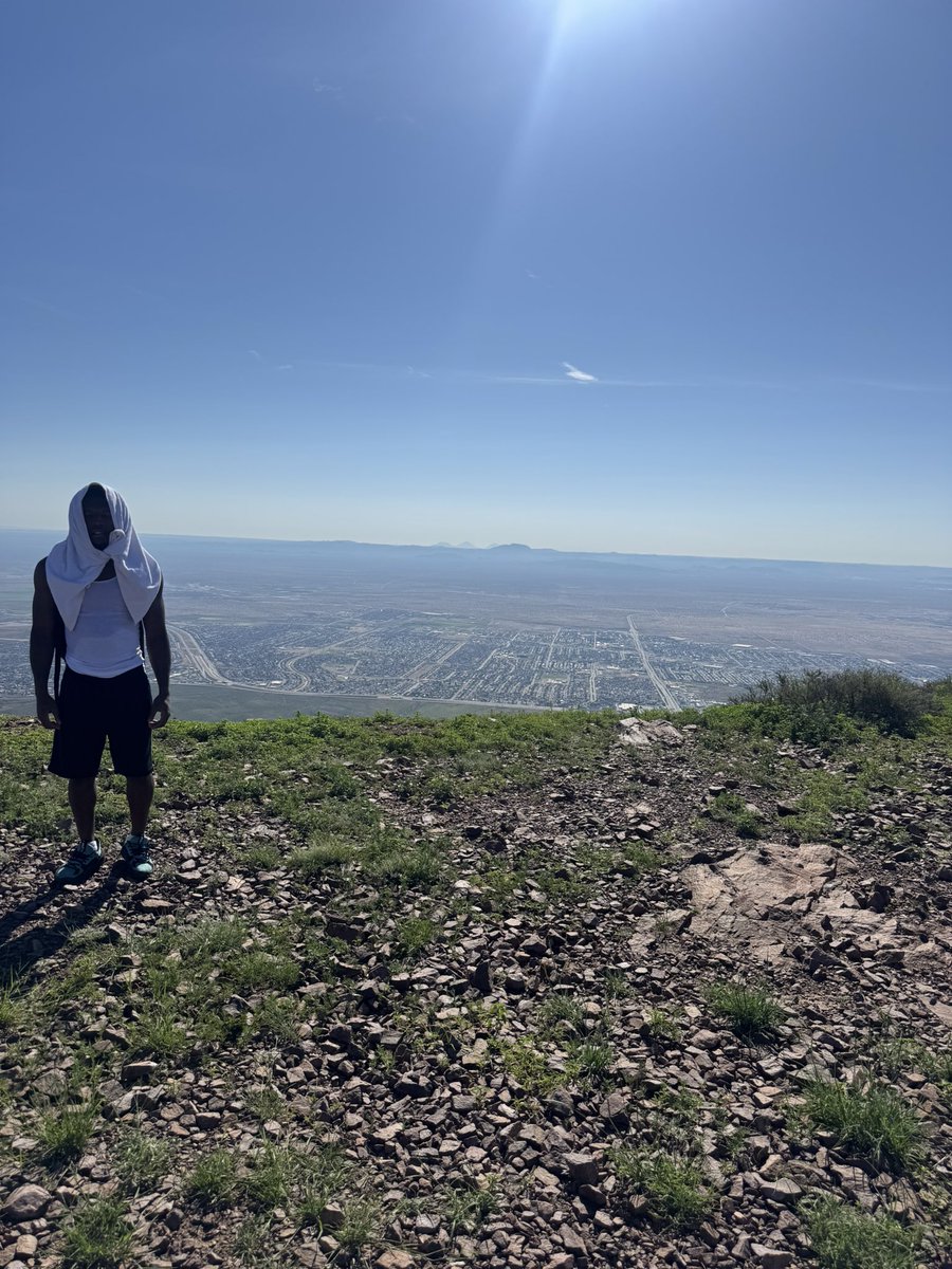 Therealkillbil3's tweet image. Grateful to hang around another UTEP LEGEND 🤙🏾 Paul smith and learn about miner ways and what it takes to be successful and hung out with my teammates,Shay,Josh,block😤
#utep #Football #minerway