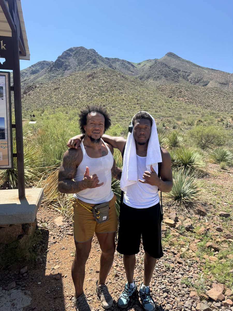 Therealkillbil3's tweet image. Grateful to hang around another UTEP LEGEND 🤙🏾 Paul smith and learn about miner ways and what it takes to be successful and hung out with my teammates,Shay,Josh,block😤
#utep #Football #minerway