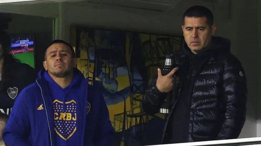 •11 PARTIDOS seguidos sin ganar.
•99 DÍAS sin que el hincha de Boca festeje un triunfo.
•LA RACHA SIN VICTORIAS MÁS GRANDE EN TODA OA HISTORIA DE BOCA

Los responsables son ELLOS, ELLOS son los culpables de convertir a Boca en el chiste del fútbol argentino

RIQUELME TRAIDOR