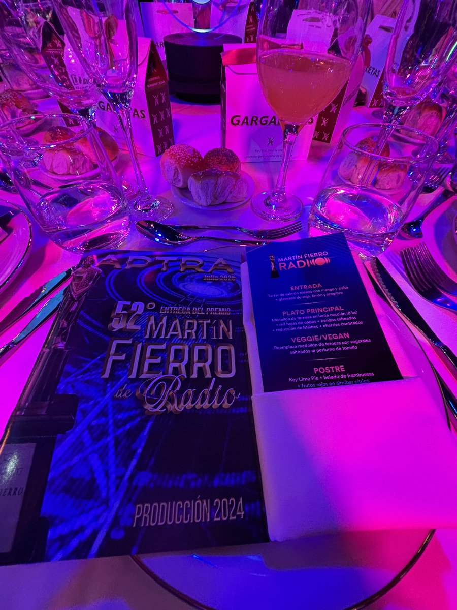NachoRodriOk's tweet image. #MFRadio2025 el menú, la mesa de #MañanaSylvestre @Radio10 ✨