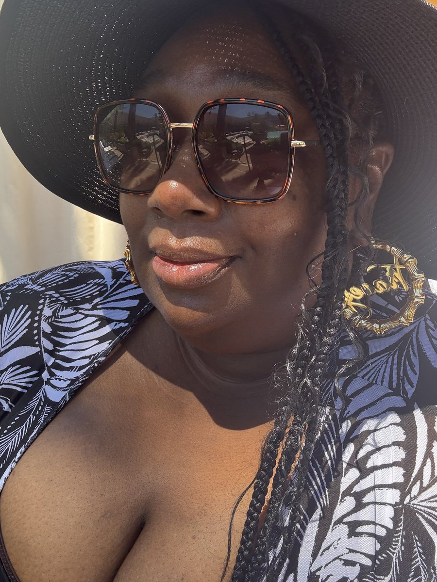 traceyecorder's tweet image. Poolside type of day ☀️