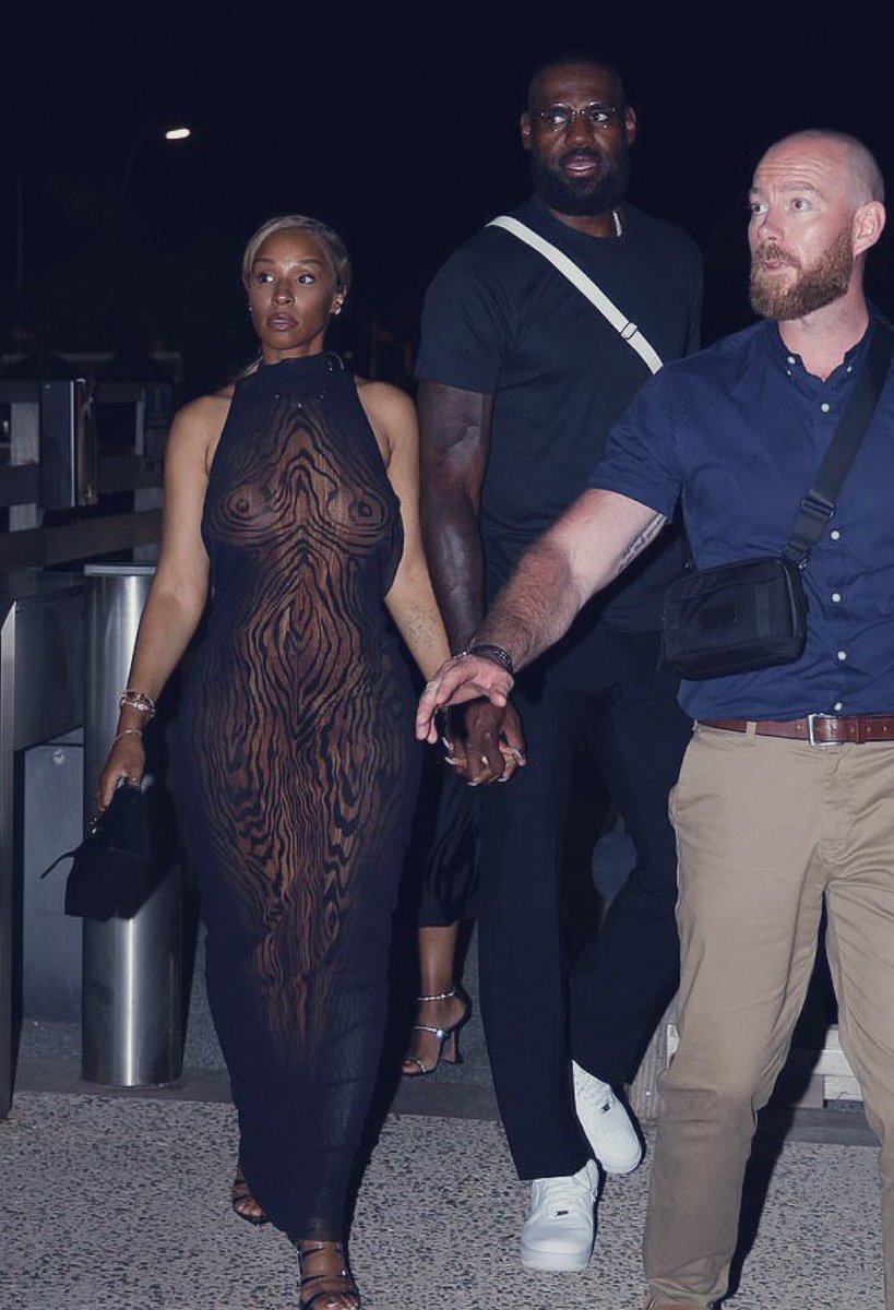 AndreGA_Pe's tweet image. O astro da NBA LeBron James foi visto de férias na França com sua "esposa transparente."
tem que cumprir, né?