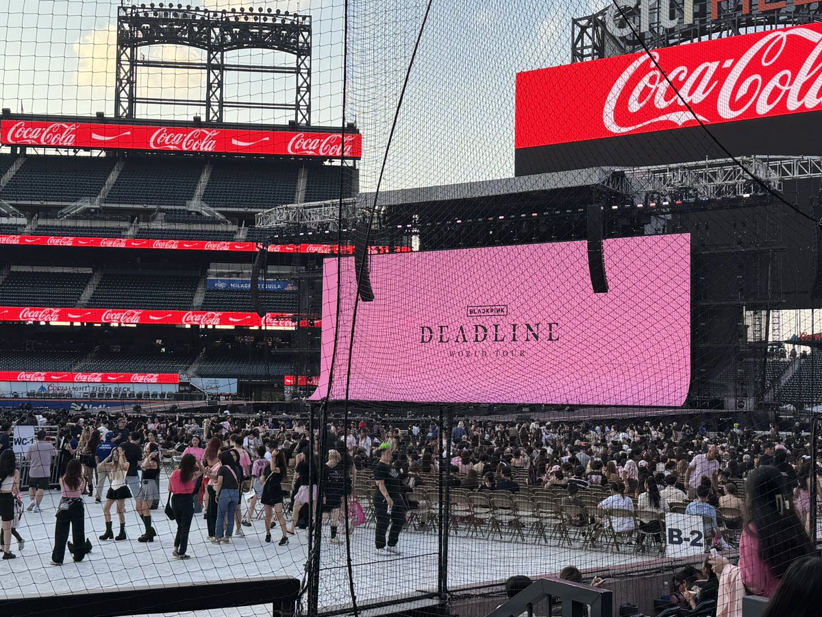 FAR5222's tweet image. BLACKPINK IN MY AREA
WE IN THIS BITCH 
#DEADLINE_IN_NEWYORK
