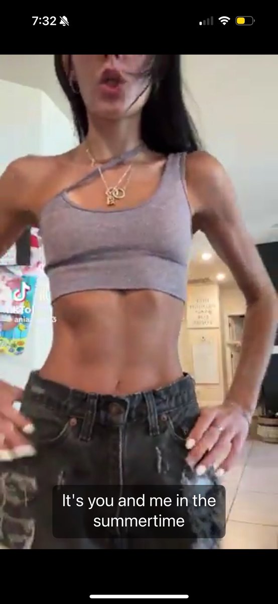 fallingskulls's tweet image. guys how do i stop looking like the first at lw and start looking like the second
