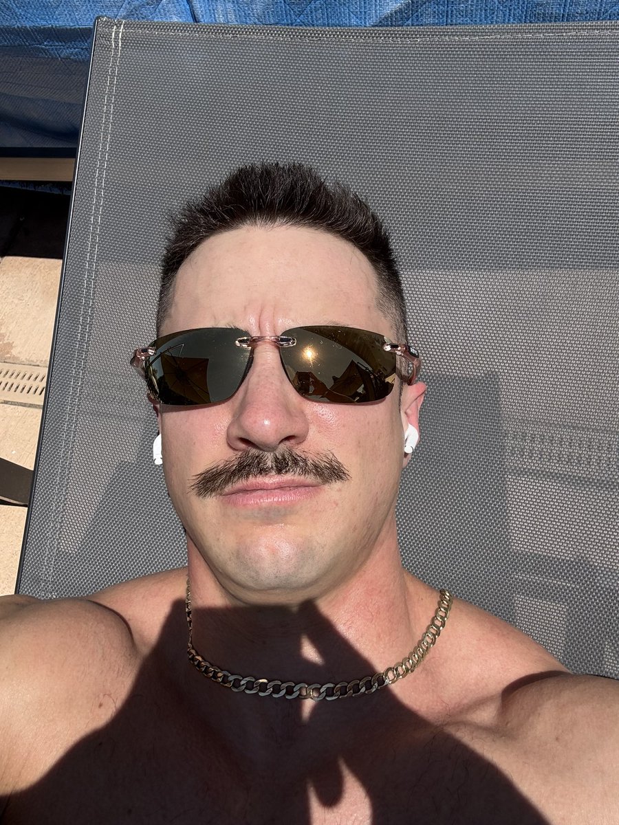 ironnfox's tweet image. Spent 1.5 hrs sunbathing in UV 8 and man I feel great right now