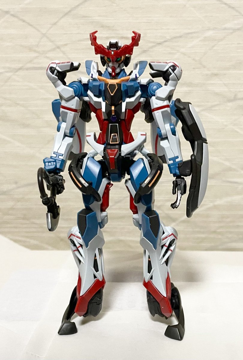 papyune's tweet image. HGジークアクス完成。今年最初に作るのはジークアクスと決めてましたが、気付けばもう8月。。💦組む度に新しい構造に遭遇、驚愕のパーツ色分け、作り手にややぶん投げられたマーキングシール、、半年以上空いてのガンプラにしては特に初手頭部がかなりハードでした。。
#GQuuuuuuX
#ジークアクス