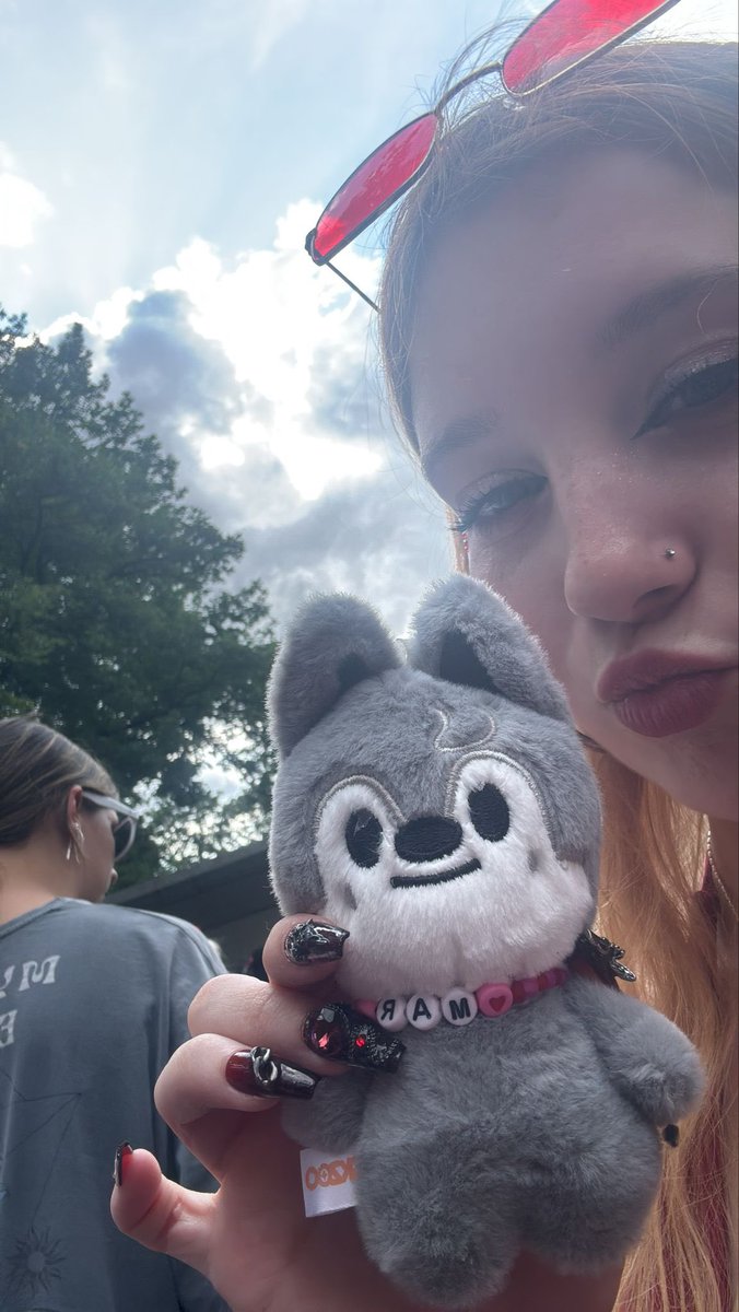 homotron98's tweet image. took wolfmar to every single show this tour since mar couldn’t come herself… forgot to bring her in amsterdam but made up for it by facetiming her during escape & cinema so it still counts . this is real friendship actually . i love her