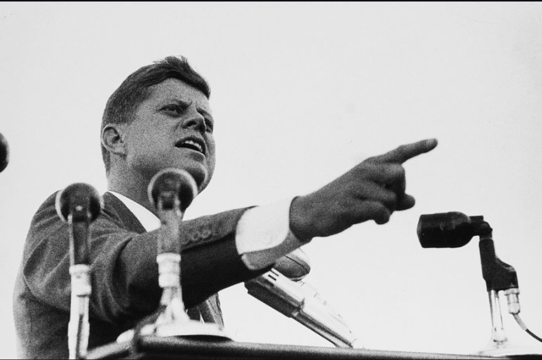 JFK_MEMORIESS's tweet image. President John F. Kennedy points as he gives a speech, ca.
1960.