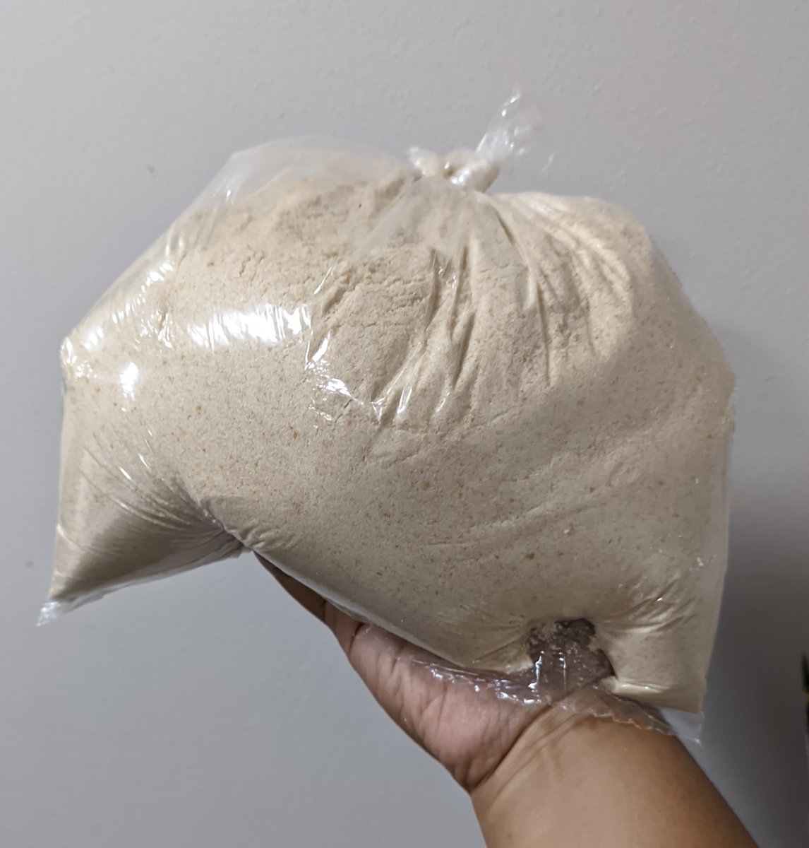 Yusdan's tweet image. Fui a la panadería a comprar una bolsita de pan molido y no había, pregunté y dijeron "si, ahorita le hago uno" y se tardaron un rato y salió el panadero con una bolsota "Aquí está su kilo"
Y como me dió wewencha decir que quería uno chiquito pues tengo un kilo de pan molido.