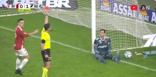 O questionamento que fica sobre a expulsão do Léo Jardim é, o árbitro fez certo? Ele é médico pra julgar quem precisa ou não de atendimento? Não era só dar 15 min de acréscimo se necessário?

📷CazéTV