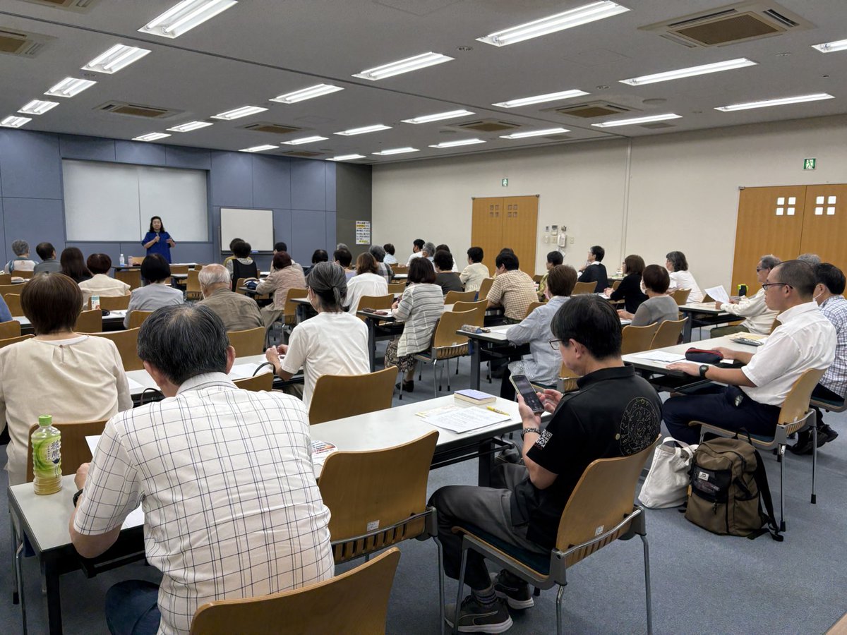 sakurai_library's tweet image. 【イベント報告】2025年7月27日(月)第1回図書館文化講座「万葉集を楽しむ~妻争い伝説をよむ~」を開催しました。最高気温36℃の中、47名の方々にご参加いただきました。普段何気なく見ていた香具山・畝傍山・耳梨山を見る目が変わってしまう、とても興味深い講座でした。#桜井市立図書館