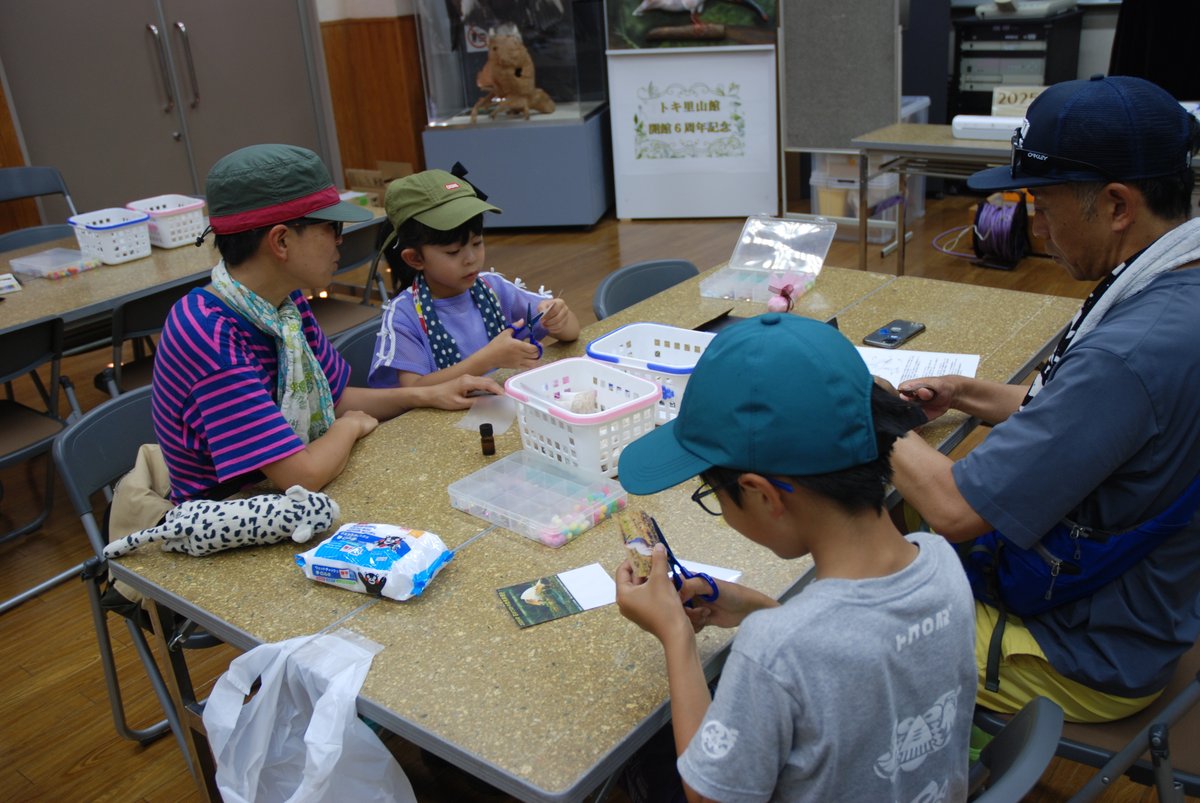 ishikawazoo_jp's tweet image. 昨日は #日本中国朱鷺保護協会 と #津幡高等学校 の皆さんが、『トキのカード作り』と『アテの香り袋作り』教室を開催してくださいました！
たくさんの方にご参加いただき、来年の能登地域におけるトキ放鳥の取り組みに向け、いい啓発の機会となったのではないかと思います🐣
#いしかわ動物園
#トキ