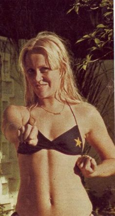 A weird line through the upper body.