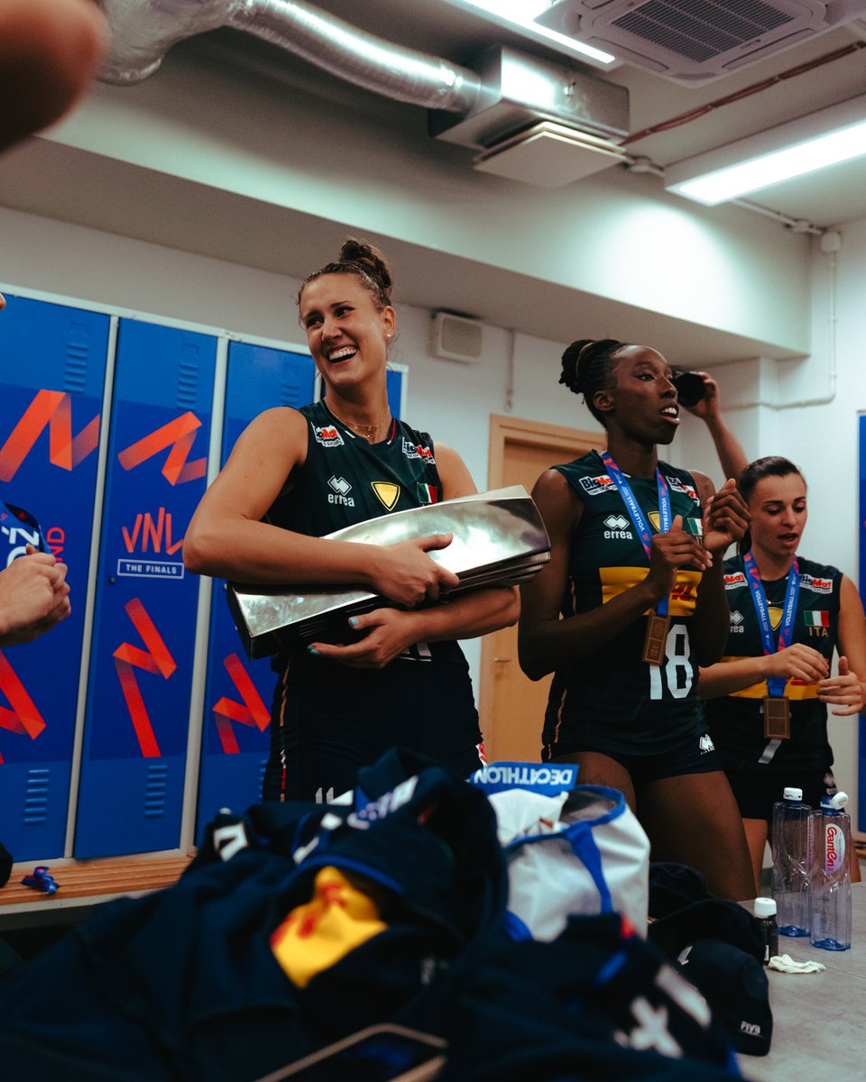 Federvolley's tweet photo. 🏆 𝐍𝐎𝐈 𝐒𝐈𝐀𝐌𝐎 𝐋𝐄𝐆𝐆𝐄𝐍𝐃𝐀 😍
Trionfo azzurro a Lodz
L'Italia conquista la #VNL2025 🥇
Azzurre imbattibili, piegato il Brasile ✌️
La News 🔗 https://t.co/vNdVmy7fwf
🎙 Velasco https://t.co/quNMWYB11n
🎙 Nervini https://t.co/cZ3VDlvMwc
🎙 Cambi https://t.co/eZyVurSIbM https://t.co/5sNtikfacE
