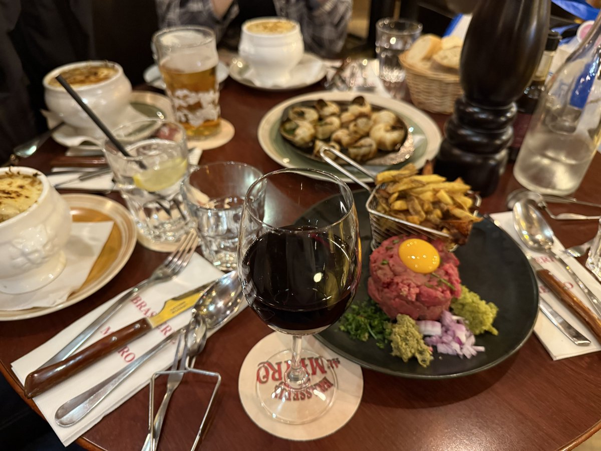 netetaberuch's tweet image. ライブ終わってみんなと晩餐会！
今回ガチオタクのワルツヨーロッパ編を一緒について行かせてもらったスペイン▶️フランス周遊旅でしたが、2人はどちらの公演もほぼ最前をとれたみたいで何より🥹♡

記念にパリ公演２日目のみ参加させてもらったよ〜😘生バンドもかっこよかった！！