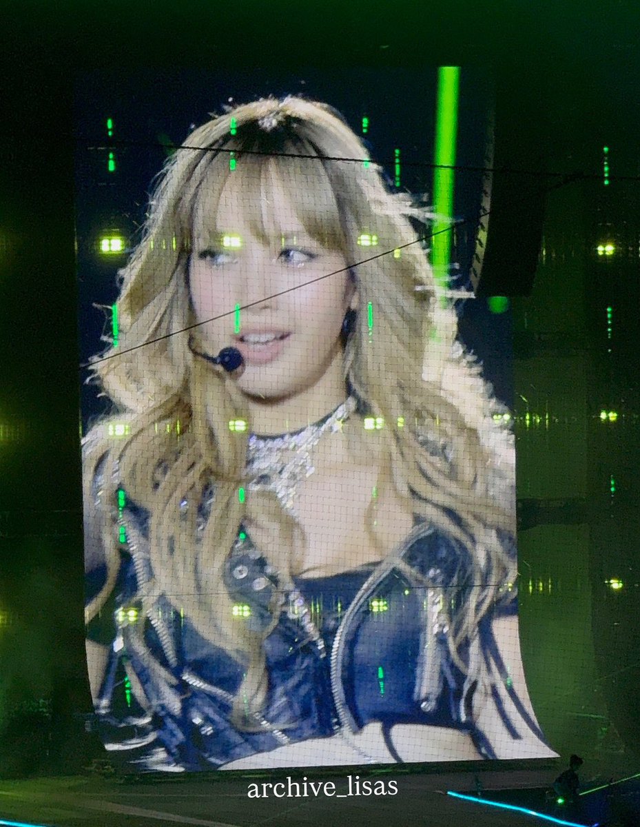 lala_lsm3's tweet image. I wonder what outfit we will get today?!
LISA THRILLS CITI FIELD #DEADLINEinNewYork_LISA
