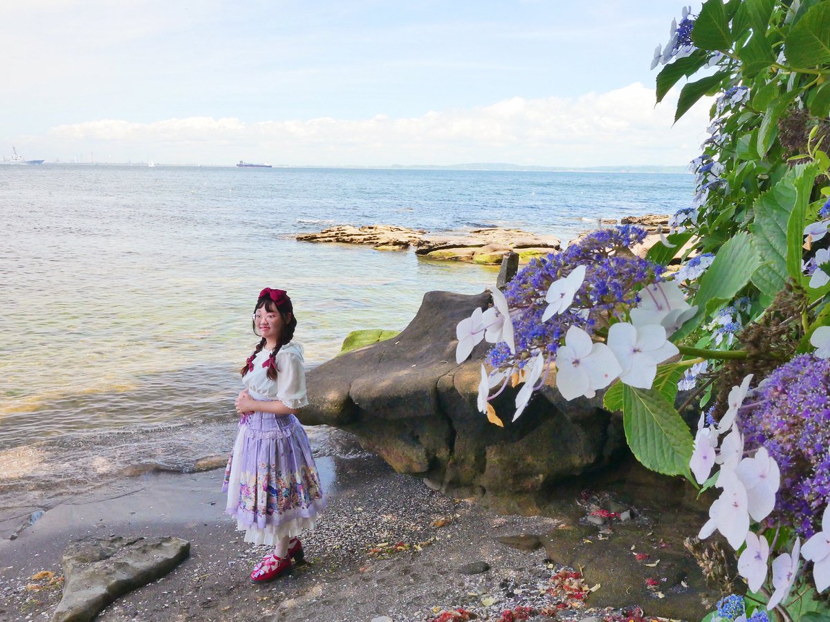 先週末は土日とも関東では晴れました
いわゆる　夏休み初の週末らしい感じ
海を満喫するにもいい感じだったでしょう

海とあじさい
緑川春希さん <a href="/Haruki_guu/">緑川 春希🐇ロリィタ系🌷︎</a>