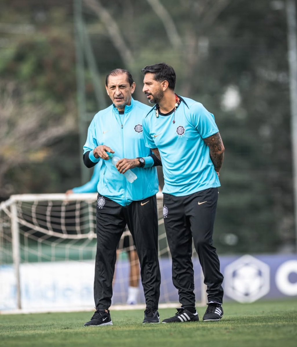 franjeado's tweet image. Tenemos un plantel amplio, y desaparece como equipo.

Redes, Leguizamón, Domínguez, López, Morínigo, Alcaraz, Derlis, no pueden haberse olvidado cómo se juega.
El laburo del DT ahora es que recuperen el buen nivel que alguna vez tuvieron.

Que fuerte pega el bajón del domingo.