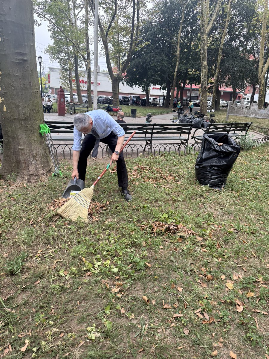 AMLesterChangNY's tweet image. Today Leif Erickson park received a much needed cleanup. Joint participation with my office , Senator Chan and The World Mission Society Church of God, over 70 volunteers cleaning the park. Park goers thank our efforts, I hope we make the park a little bit cleaner.
